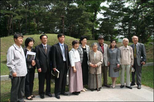 북측대표단은 19일 몽양선생 묘역에서 전창일·김병태·이기형 선생, 박선애 여사(송환장기수 윤이보 선생 부인) 등 몽양선생 기념 사업회 이사들과 만나 몽양선생의 정신을 기리고 꽃을 바쳤다. 